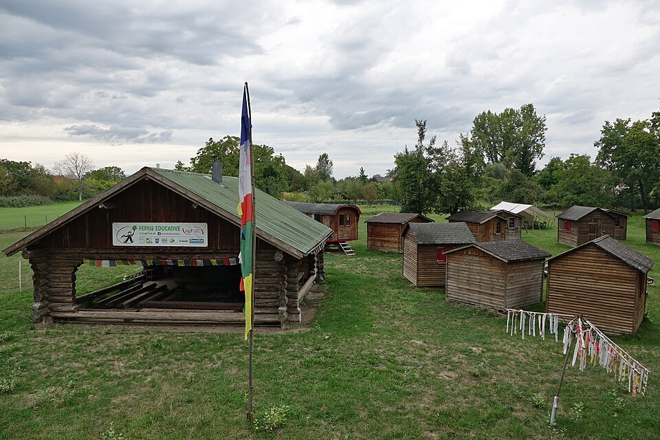 Village de chalets en bois d'une colonie de vacances à la campagne