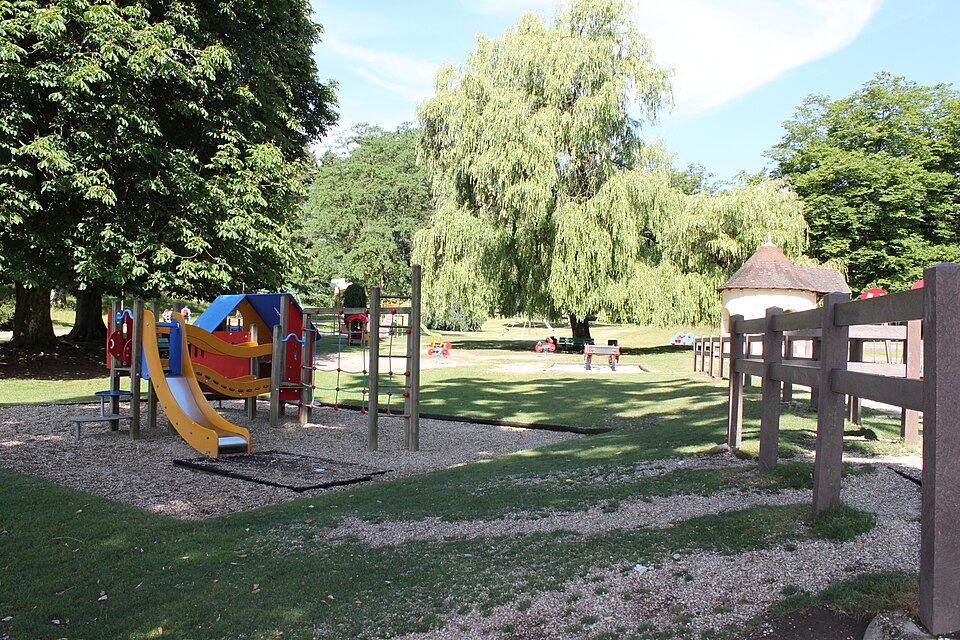 Aire de jeux extérieure dans un parc arboré